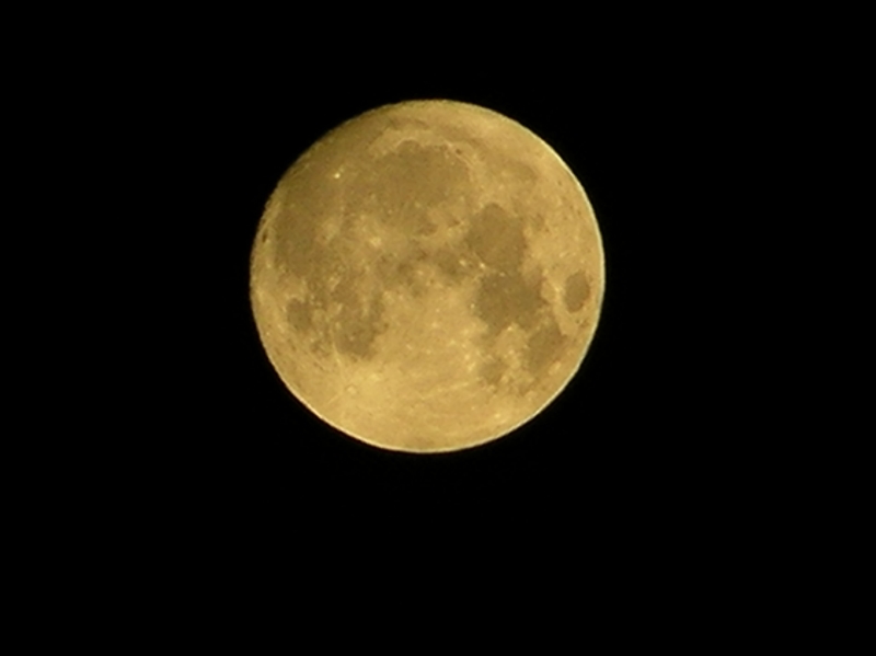 Mond ueber Steinhude 19.08.2005.jpg